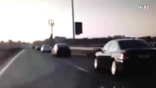 Video - Clip: Tông trúng đuôi ô tô, nam thanh niên có màn 'hạ cánh' khó tin