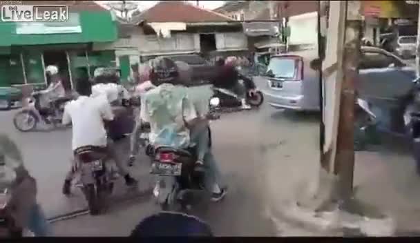 Video - Clip: Sang đường bất cẩn, người đàn ông lao thẳng vào đầu xe tải