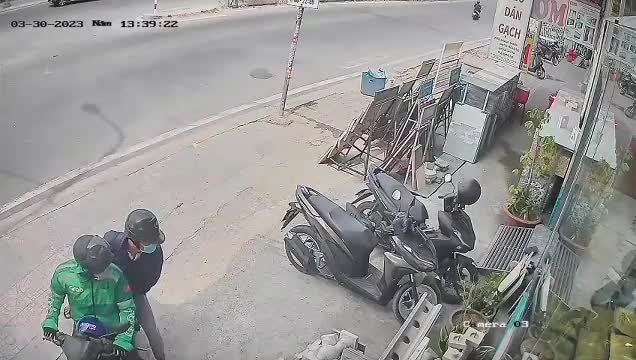 Video - Clip: Bị chủ nhà vác gậy truy đuổi, tên trộm xe hốt hoảng bỏ chạy