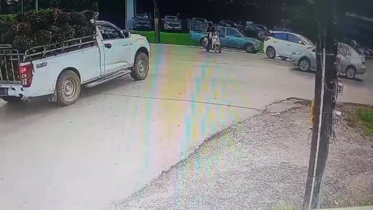 Video - Clip: Nam thanh niên văng lên nóc ô tô sau cú tông kinh hoàng