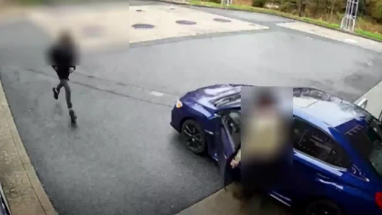 Video - Clip: Đi cướp ô tô, 2 thanh niên bất ngờ bỏ chạy vì lý do khó tin