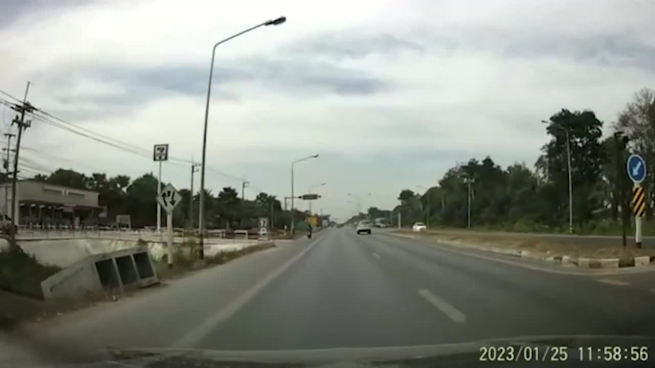 Video - Clip: Dừng chờ đèn đỏ, ô tô con bị xe container đâm văng xuống mương