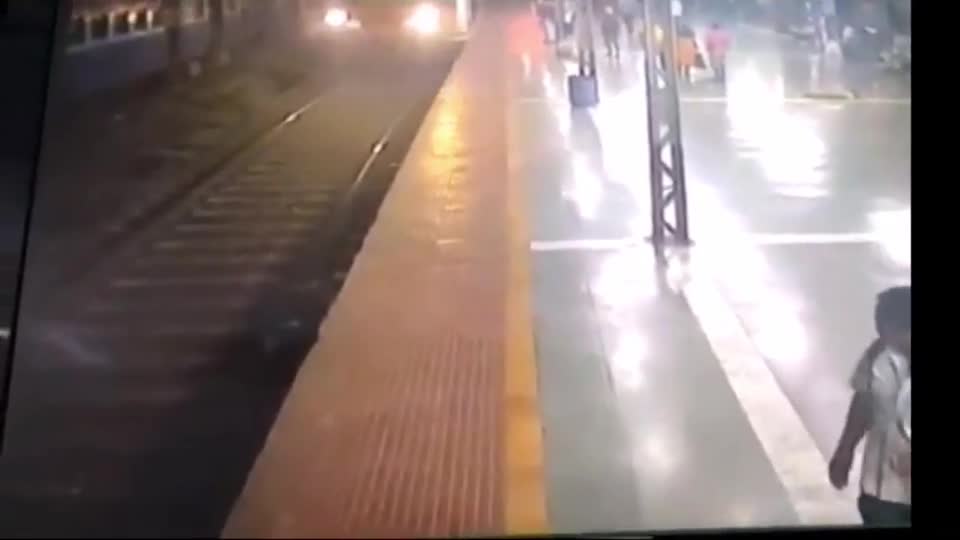Video - Clip: Đi vệ sinh trên đường ray, cô gái bị tàu tông trúng và cái kết