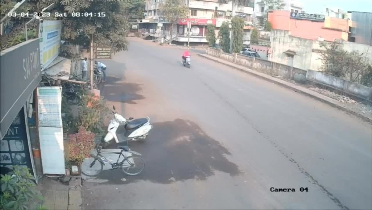 Video - Clip: Khoảnh khắc bất thường khi mặt đường bị nứt đột ngột