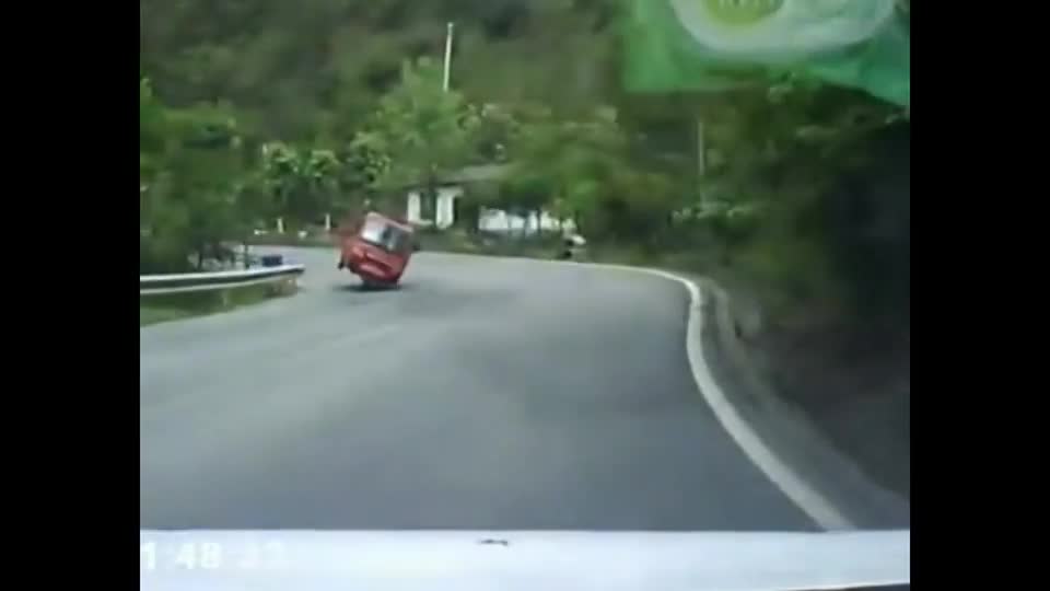 Video - Clip: Mất lái khi vào cua, xe ba bánh đâm trực diện vào đầu ô tô