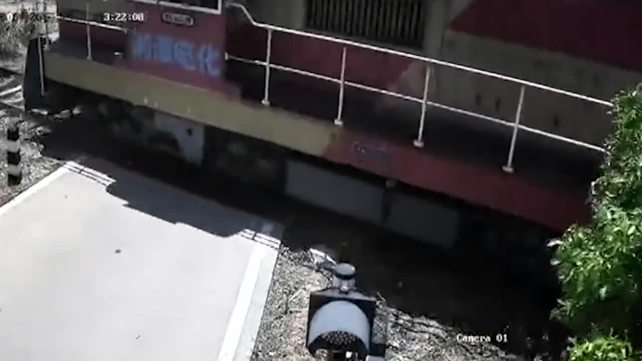 Video - Clip: Lao qua đường ray, ô tô bị tàu hỏa tông kinh hoàng