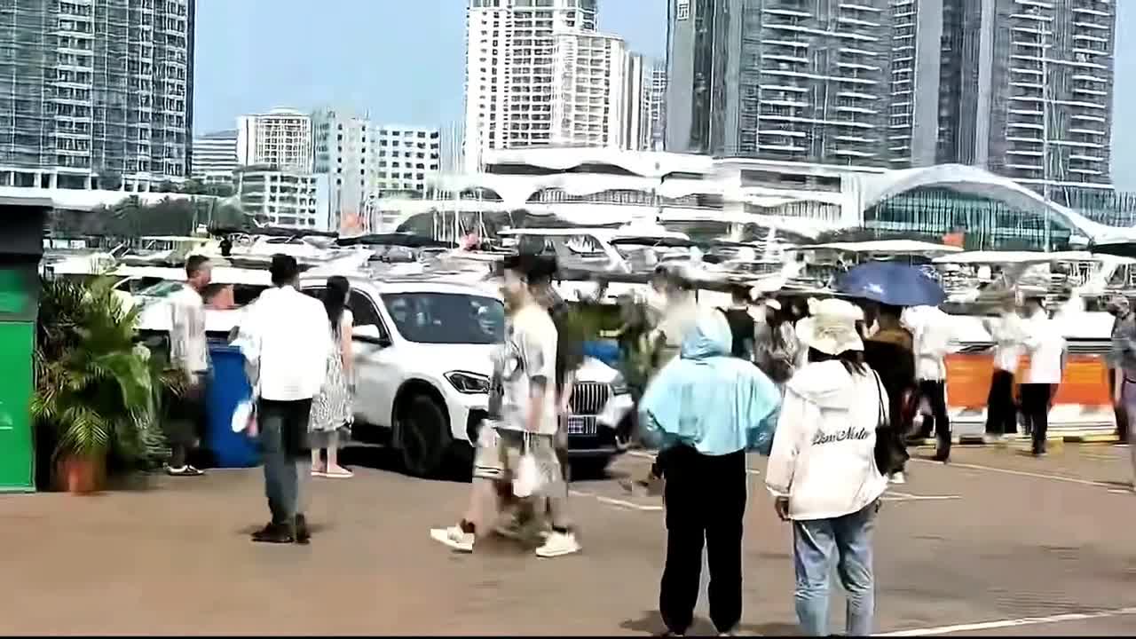 Video - Clip: BMW lao xuống biển, tài xế hoảng hốt mở cửa thoát thân
