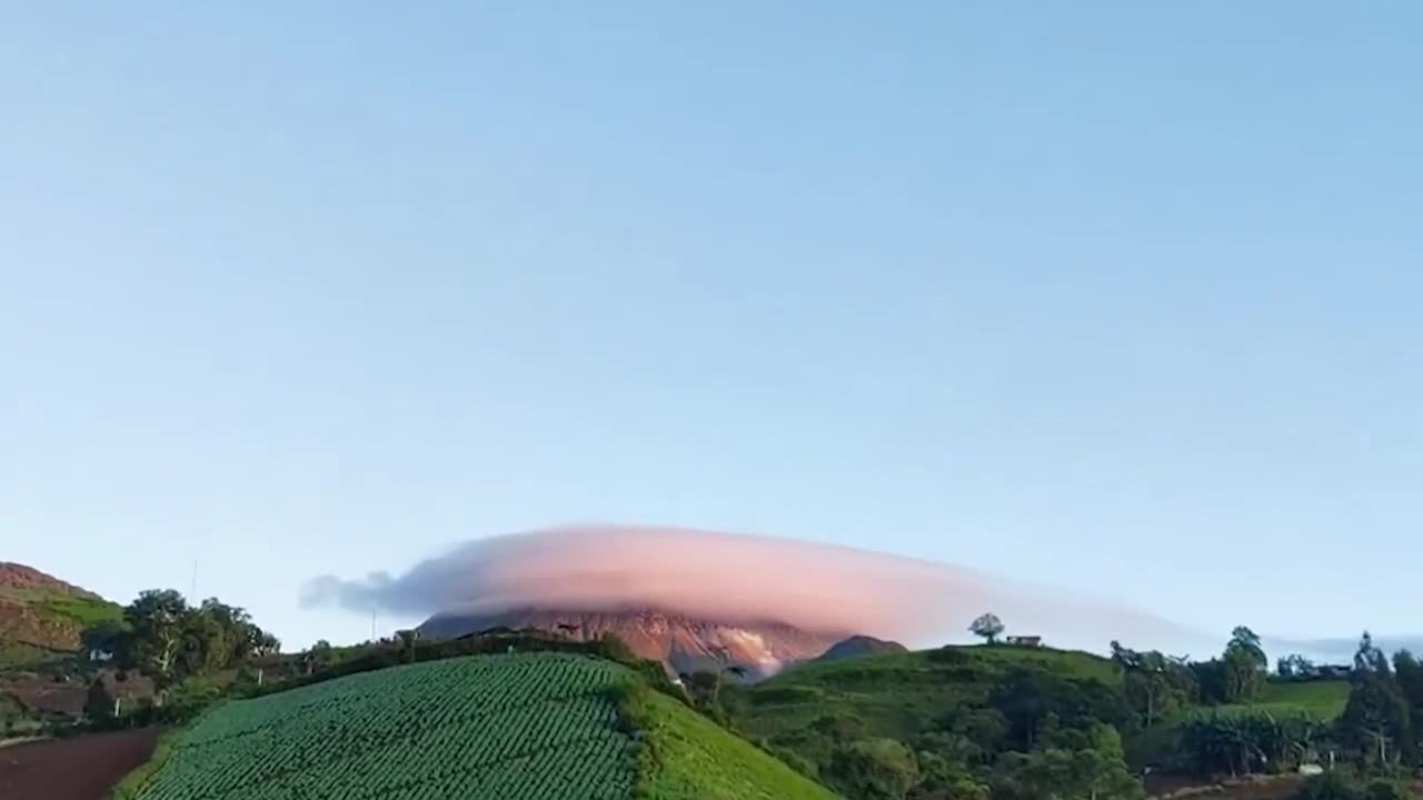 Video - Clip: Cận cảnh 'mây đĩa bay' siêu hiếm bao phủ đỉnh núi lửa