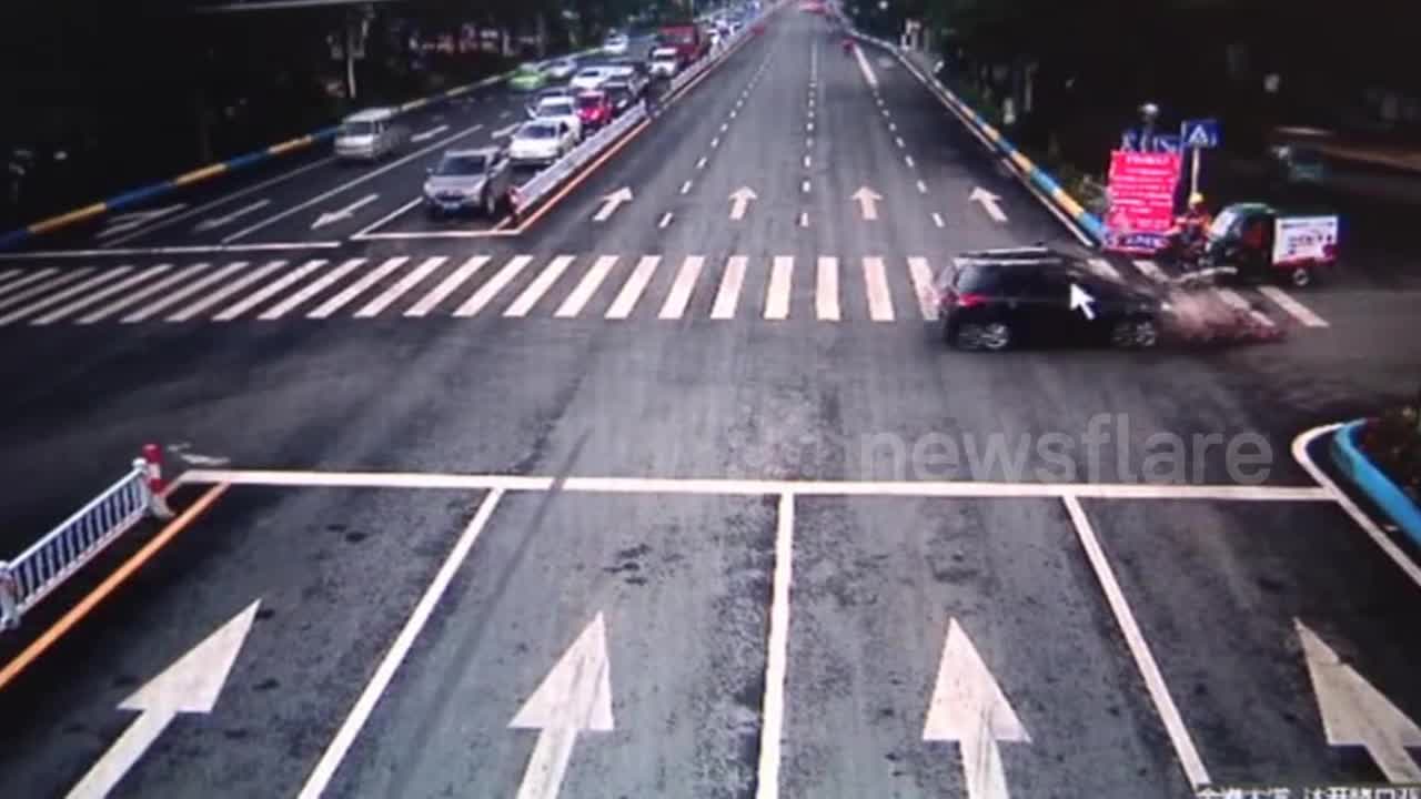 Video - Clip: Vượt đèn đỏ, nam thanh niên bị ô tô tông bay lộn vòng trên không