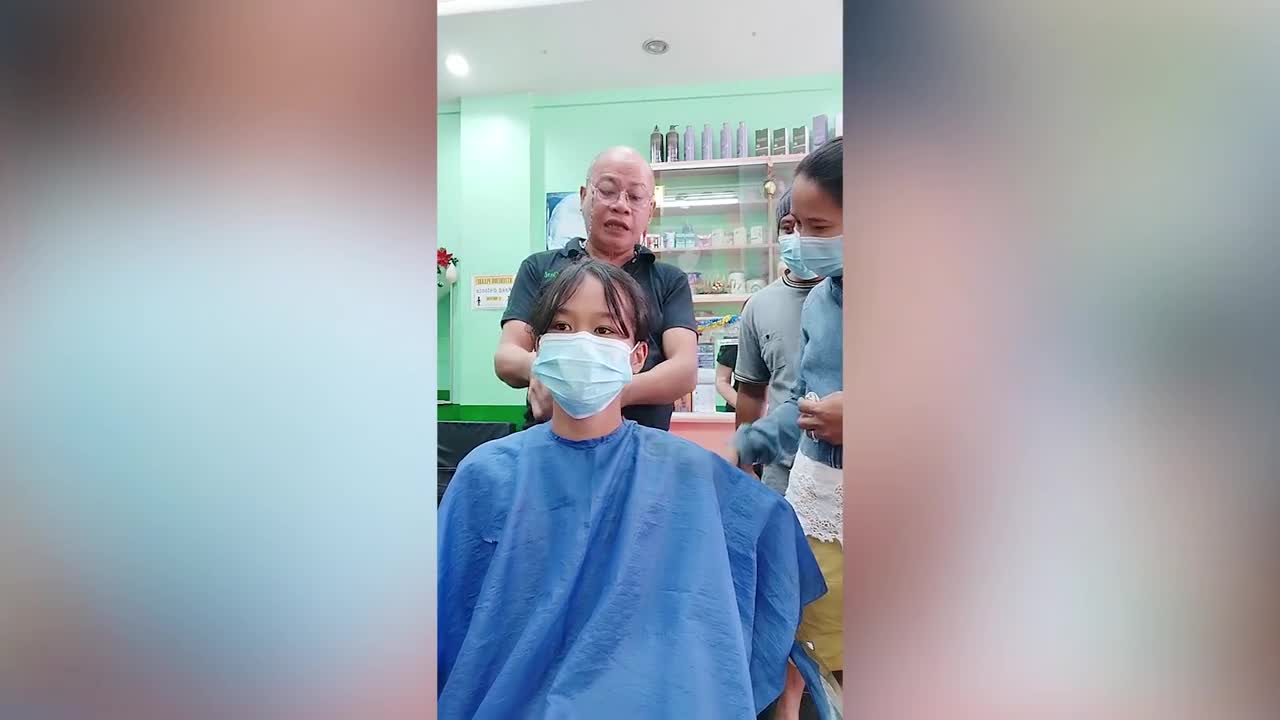 Video - Clip: Bé gái bị ung thư bật khóc khi phải cắt đi mái tóc dài