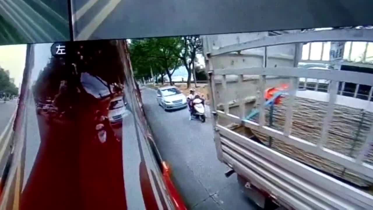 Video - Clip: Lách vào hai xe tải để vượt ẩu, cô gái suýt bị cán trúng người