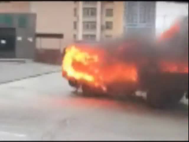 Video - Clip: Xe tải bốc cháy dữ dội, tài xế mở cửa nhảy ra ngoài thoát thân