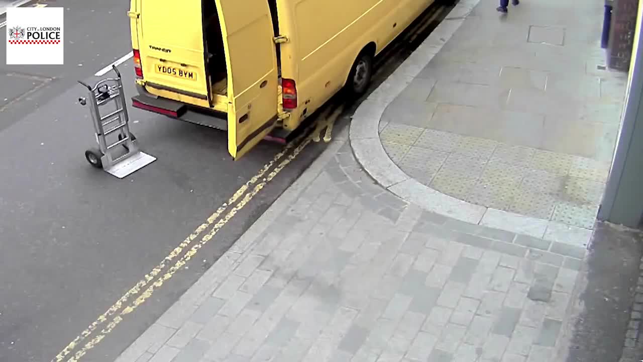 Video - Clip: Người đàn ông bị cướp giật điện thoại nhanh như chớp trên phố