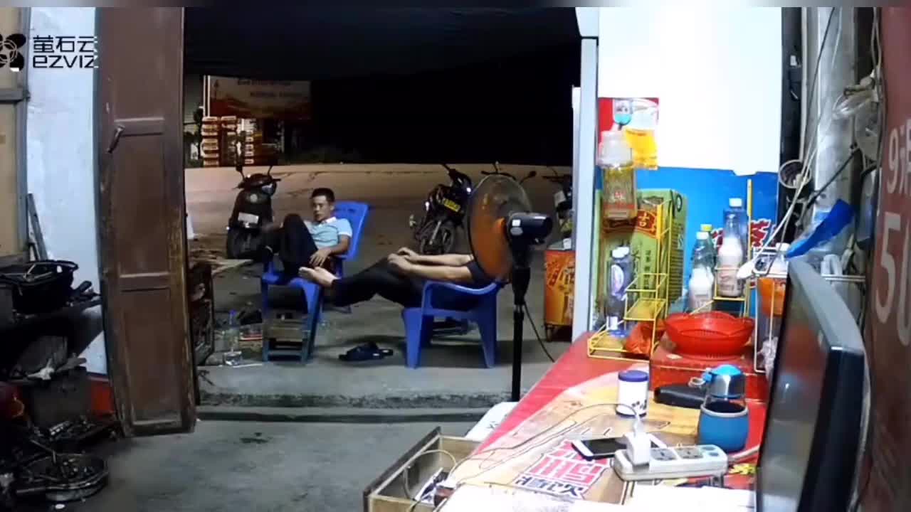 Video - Clip: Ngồi trước cửa hàng, hai người đàn ông suýt bị ô tô tông trúng