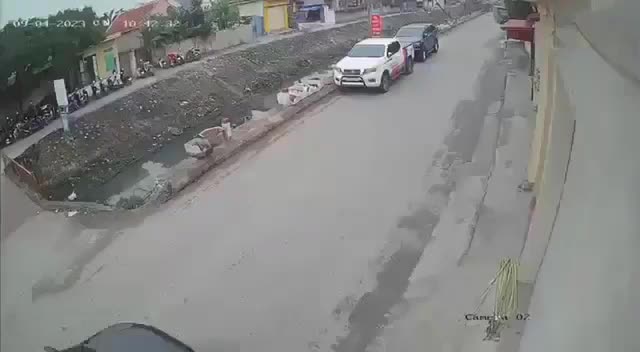 Video - Clip: Đột ngột chạy ra đường, bé trai bị xe tải cán trúng người