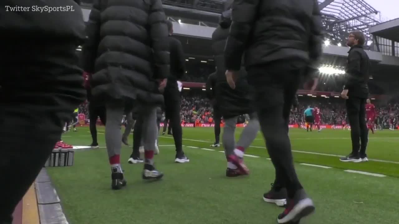 Video - Clip: Sốc cảnh trọng tài giật cùi chỏ vào mặt cầu thủ ngay trên sân