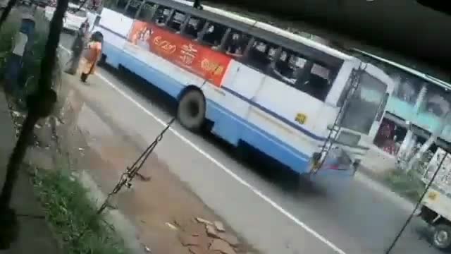 Video - Clip: Người đàn ông bị xe ben đâm ngã, kéo lê trên đường 