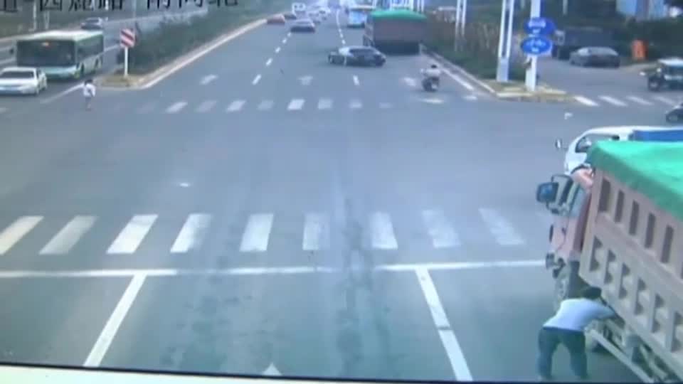 Video - Clip: Vượt đèn đỏ, hai xe tông nhau kinh hoàng ở ngay ngã tư