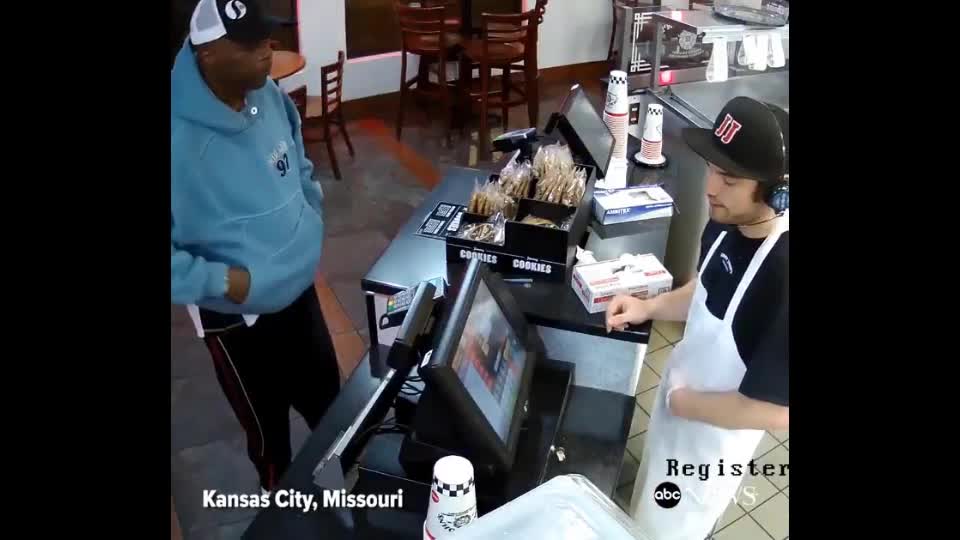 Video - Clip: Bị cướp dí súng vào đầu, nam nhân viên có thái độ khó tin