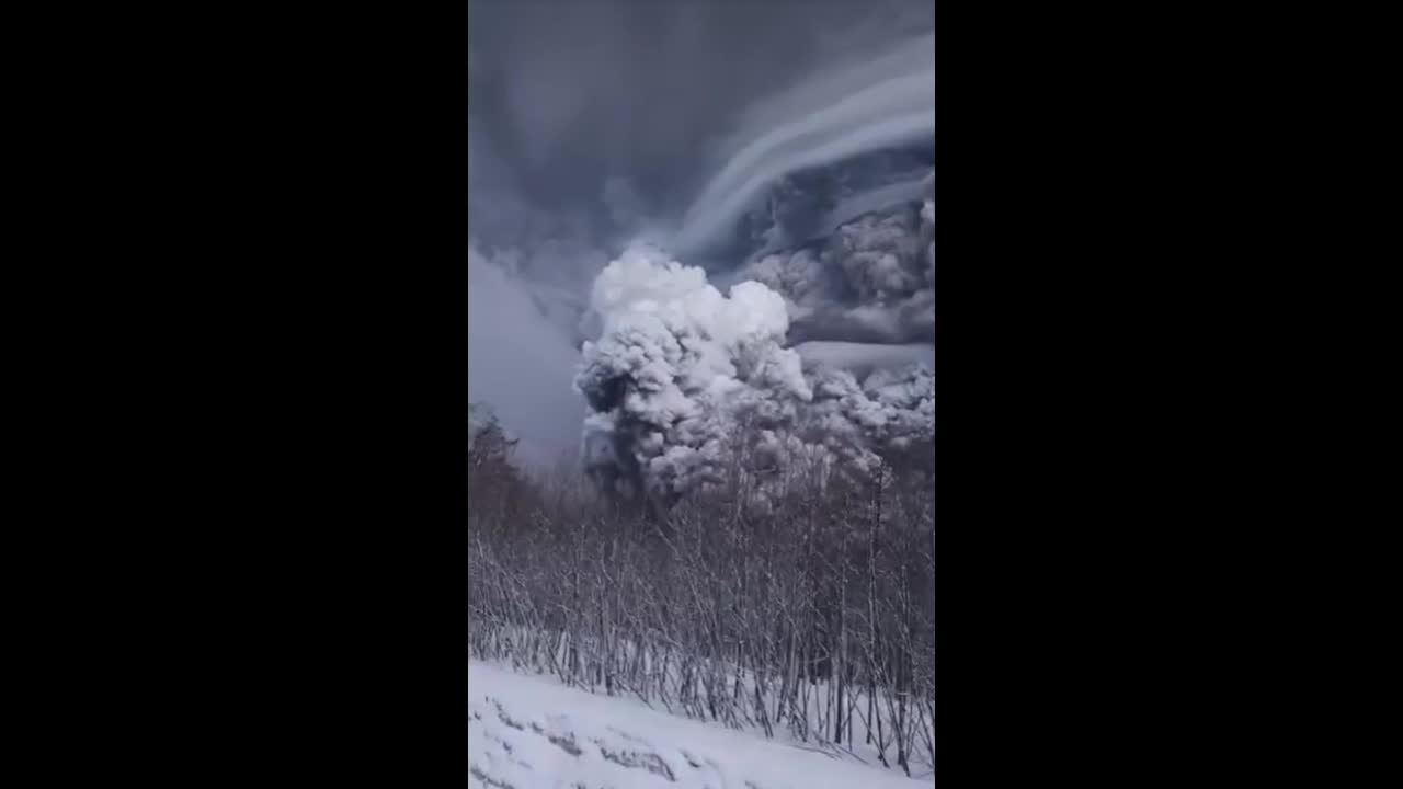 Video - Clip: Cảnh tượng núi lửa Shiveluch phun trào như “ngày tận thế”