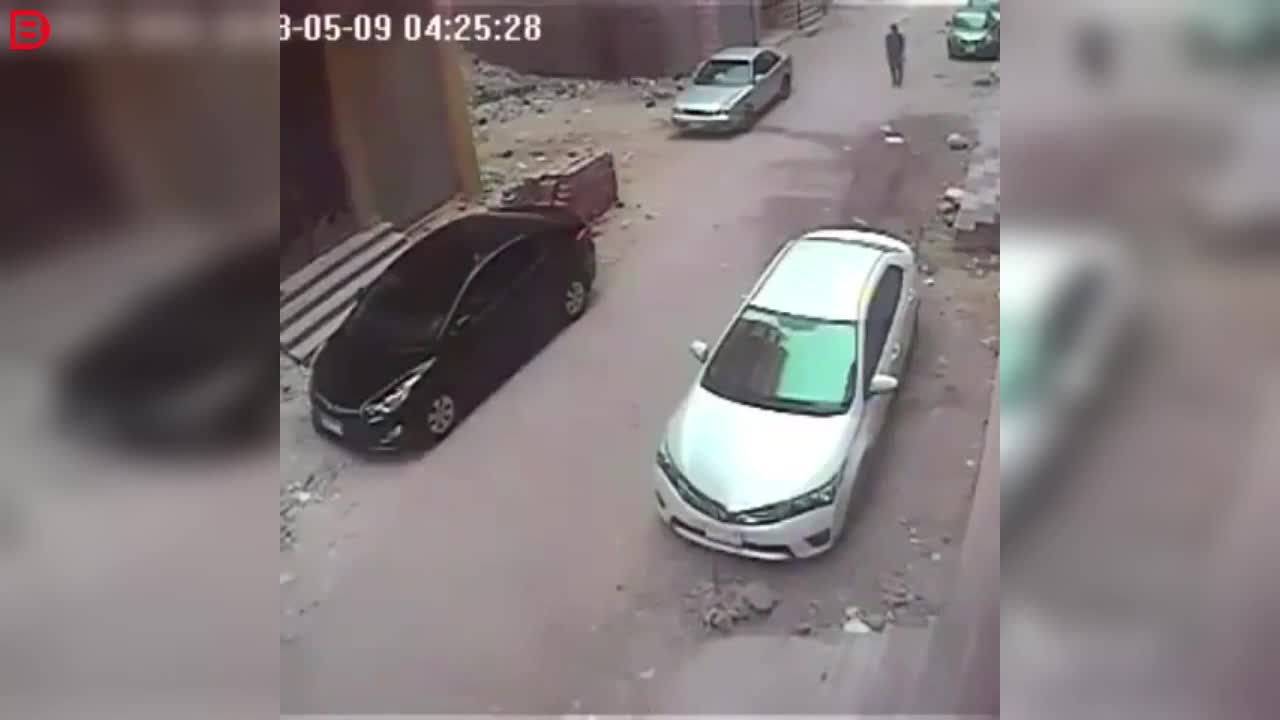 Video - Clip: Bê gạch đập kính ô tô trộm đồ, gã đàn ông nhận kết đắng