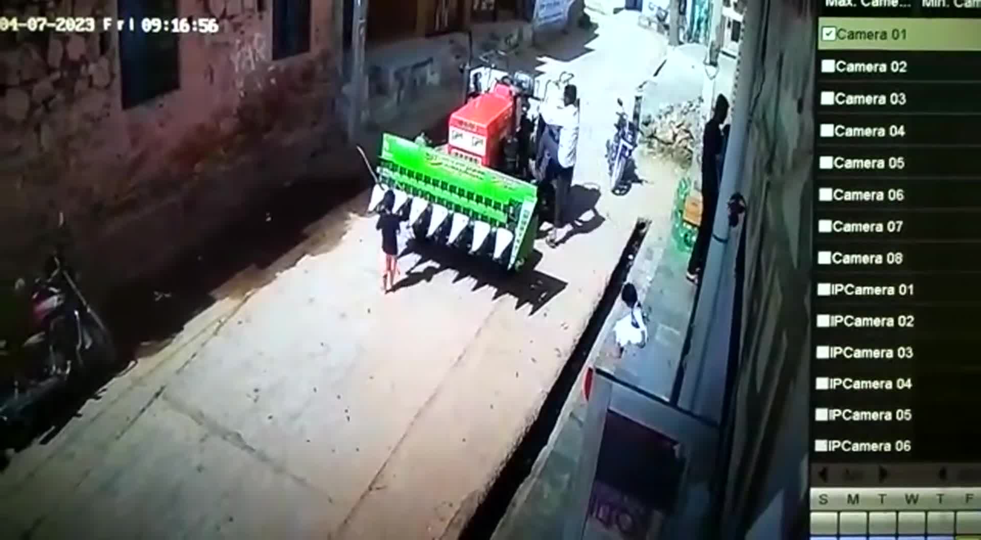 Video - Clip: Bé gái bị xe máy kéo đâm ngã và màn thoát chết khó tin