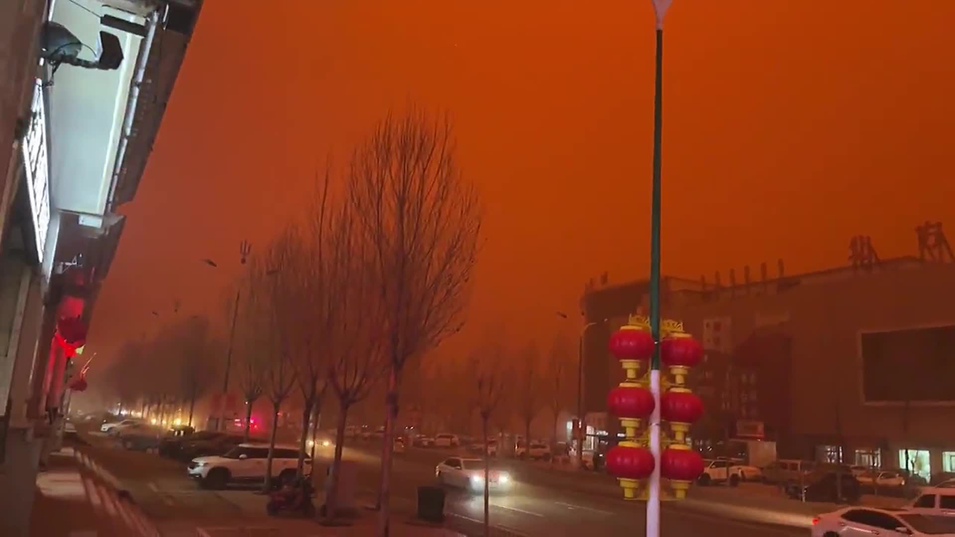 Video - Clip: Bầu trời chuyển sang màu cam khi một cơn bão cát dữ dội ập đến