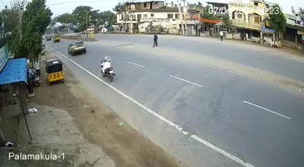 Video - Clip: Lao sang đường như 'tự sát', người đàn ông bị ô tô tông văng