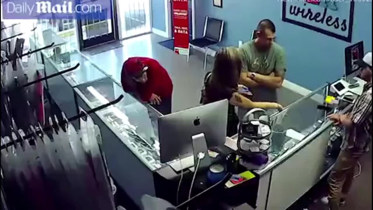 Video - Clip: Nhìn trộm vòng 3 của cô gái, gã đàn ông nhận ngay kết đắng