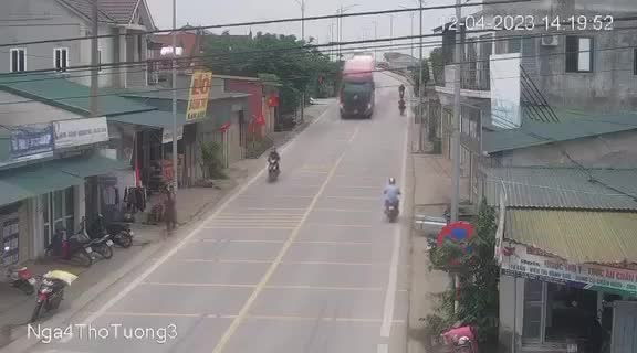 Video - Clip: Kinh hoàng cảnh xe máy kẹp 3 tông thẳng vào hông container