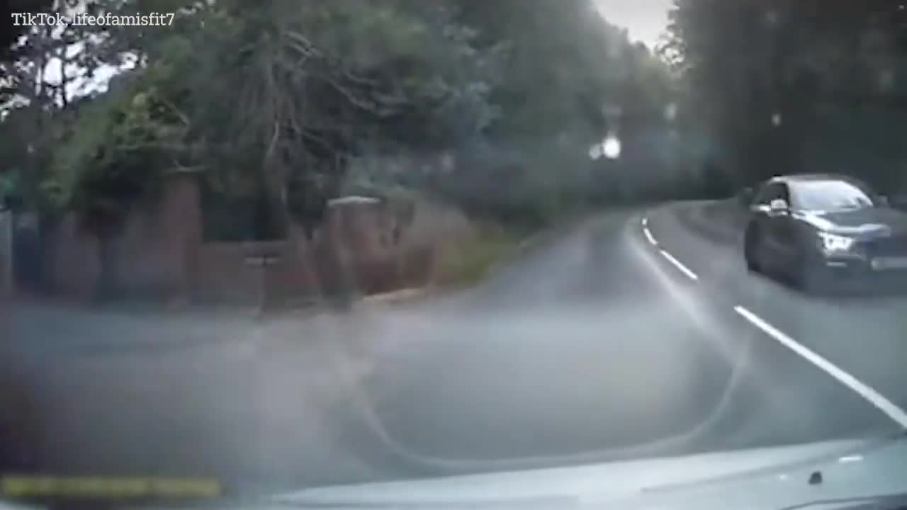 Video - Clip: Khoảnh khắc va chạm giữa hai ô tô làm dấy lên nhiều tranh luận (Hình 2).
