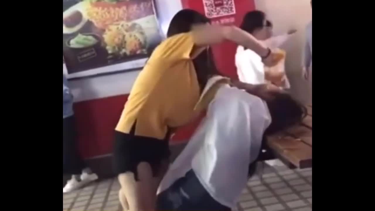 Video - Clip: Hùng hổ đi đánh ghen, người phụ nữ bị đối thủ đánh tơi tả