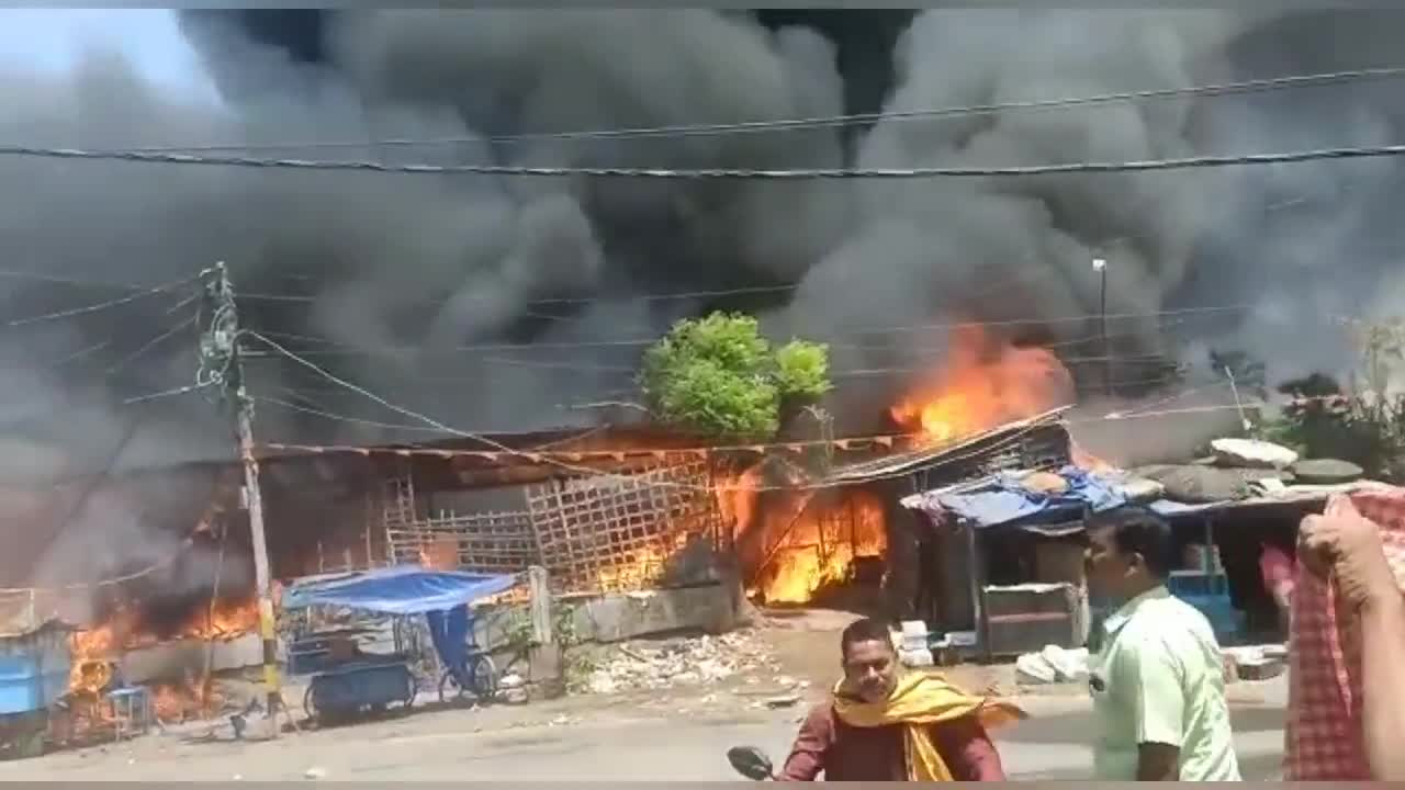 Video - Clip: Hỏa hoạn thiêu rụi hơn 100 cửa hàng ở Ấn Độ