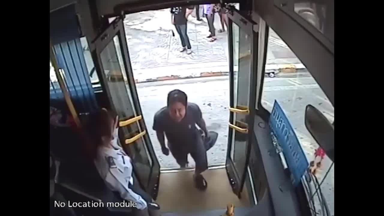 Video - Clip: Tài xế xe buýt đánh nhau với người đi xe máy như phim hành động