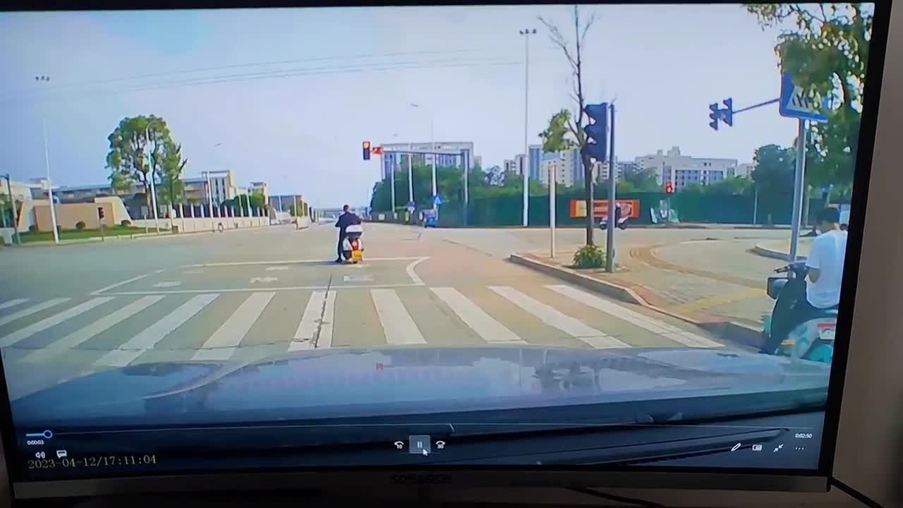 Video - Clip: Lốp ô tô phát nổ kinh hoàng, hạ gục người đàn ông đi xe máy
