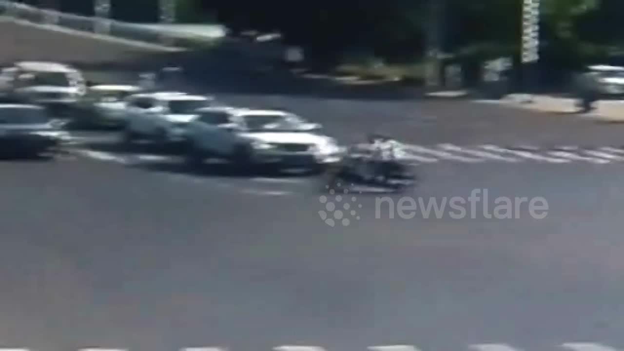 Video - Clip: Vượt đèn đỏ, nam thanh niên bị ô tô tông lộn 2 vòng trên không