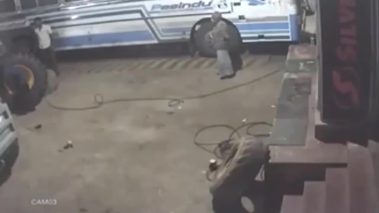 Video - Clip: Lốp ô tô phát nổ kinh hoàng, hất văng người đàn ông ra xa