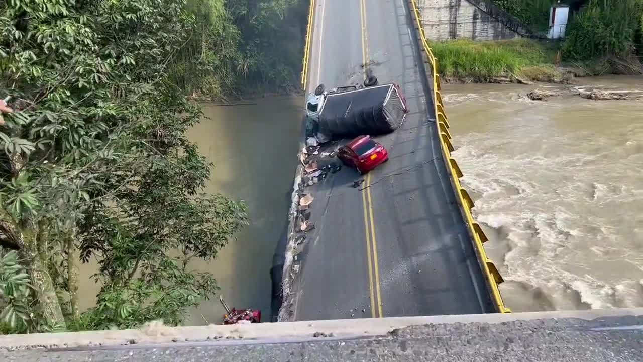 Video - Clip: Sập cầu ở Colombia khiến 2 người thiệt mạng (Hình 2).