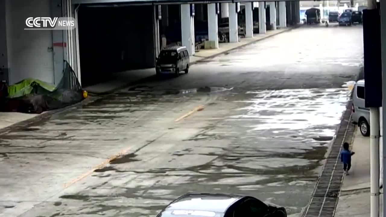 Video - Clip: Bị ô tô tông ngã rồi chèn trúng người, bé trai thoát chết khó tin