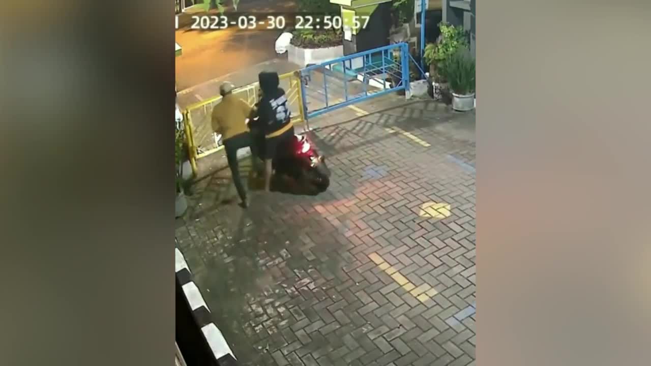 Video - Clip: Cổng bị khóa, trộm loay hoay khiêng xe máy tẩu thoát trong đêm