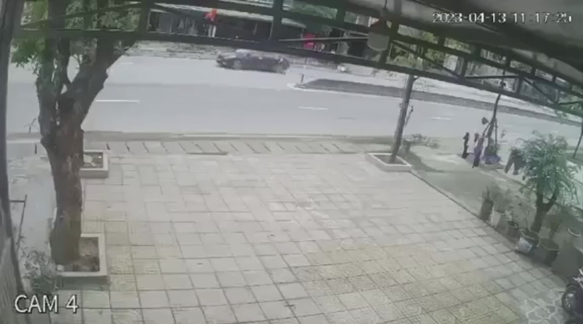 Video - Clip: Xe máy chạy ngược chiều đâm trúng ô tô, một người tử vong