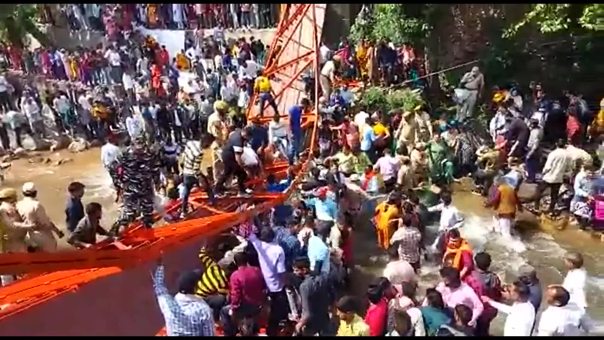 Video - Clip: Kinh hoàng khoảnh khắc 62 người bị thương do sập cầu ở Ấn Độ