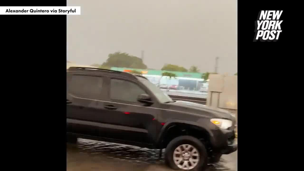 Video - Clip: Mắc kẹt giữa đường ray, xe tải chở ô tô bị tàu tông kinh hoàng