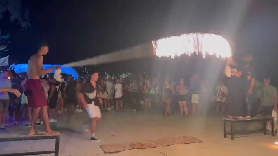 Video - Clip: Lạ kỳ kiểu nhảy dây 'rực lửa' ở một hòn đảo của Thái Lan