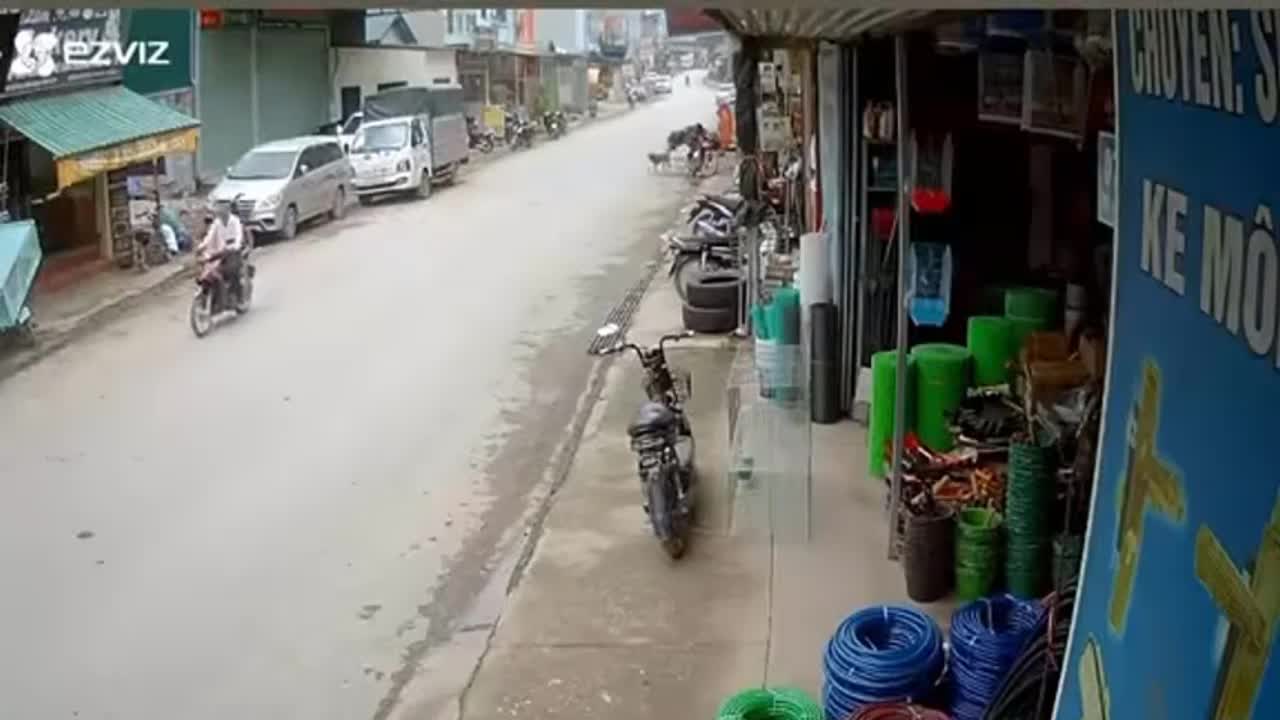 Video - Clip: Tông trúng chó thả rông, nam thanh niên trượt dài trên đường