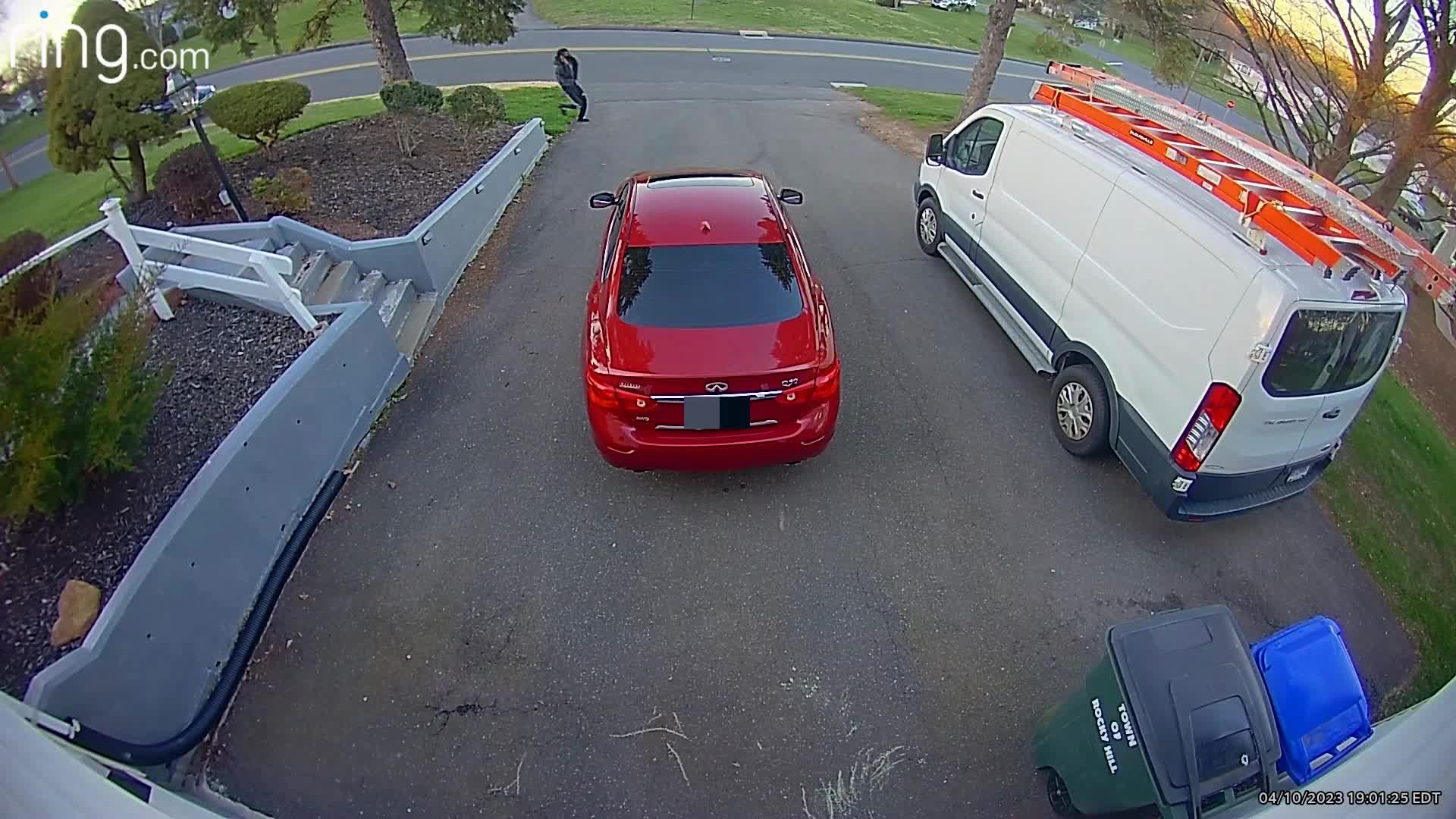 Video - Clip: Bị cướp ô tô, người đàn ông liều mạng đánh nhau với 4 tên trộm
