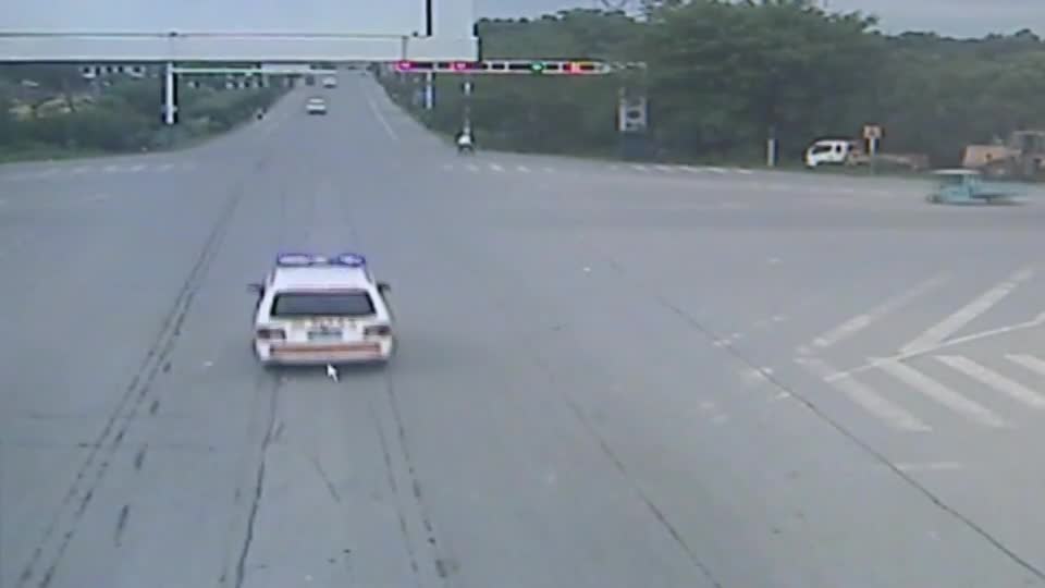 Video - Clip: Vượt đèn đỏ, xe cứu thương bị xe đầu kéo tông kinh hoàng