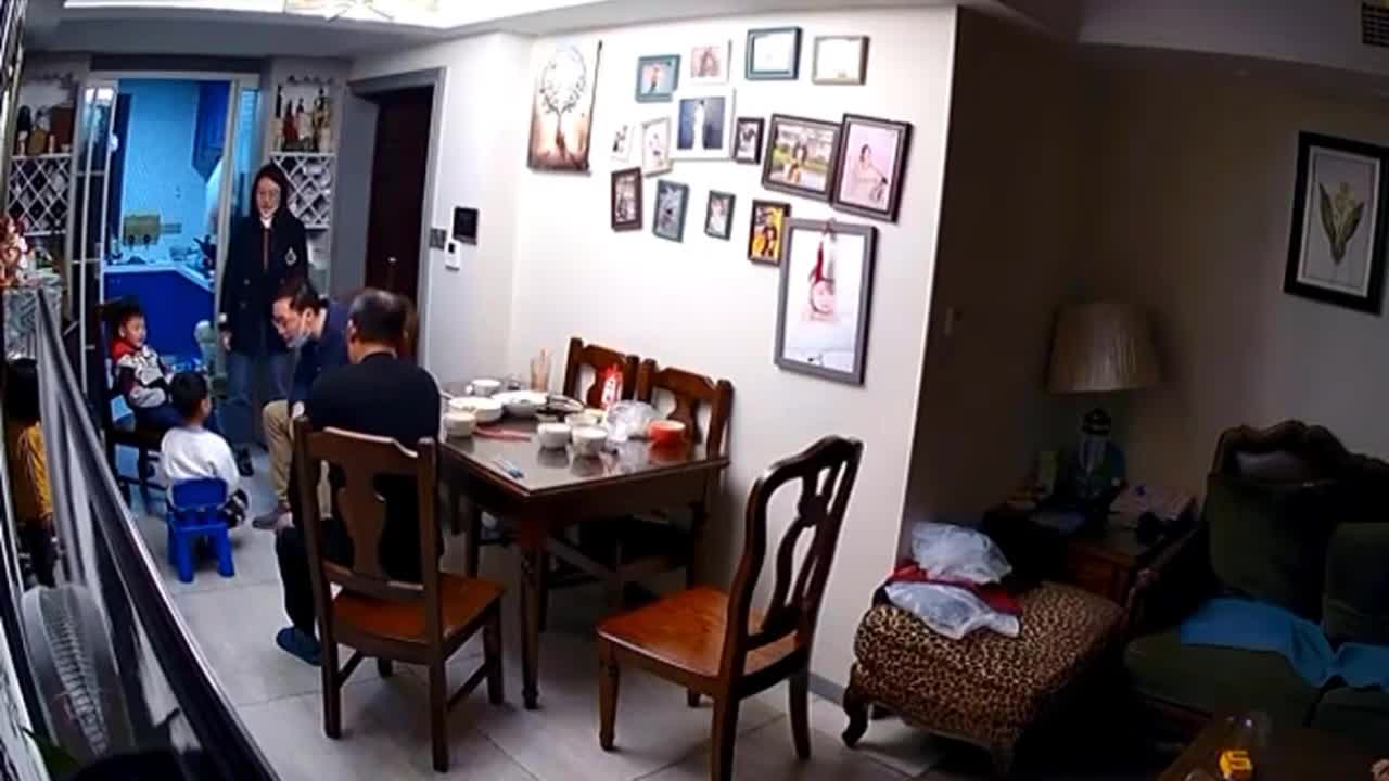 Video - Clip: Người đàn ông tát bé trai văng khỏi ghế và lý do gây phẫn nộ