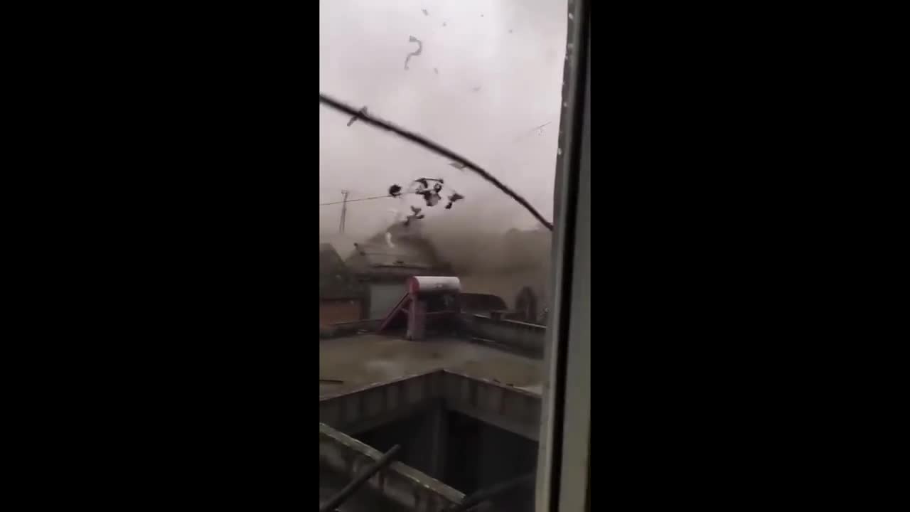 Video - Clip: Lốc xoáy kinh hoàng quét qua một thành phố ở Trung Quốc (Hình 2).