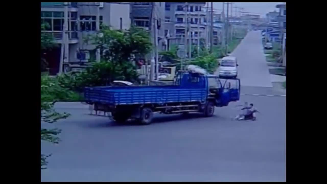 Video - Clip: Xe tải ôm cua tốc độ cao, thanh niên văng xuống đường bất tỉnh